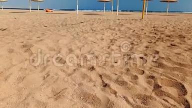 4k摄像机从球向沙滩排球网移动的视频